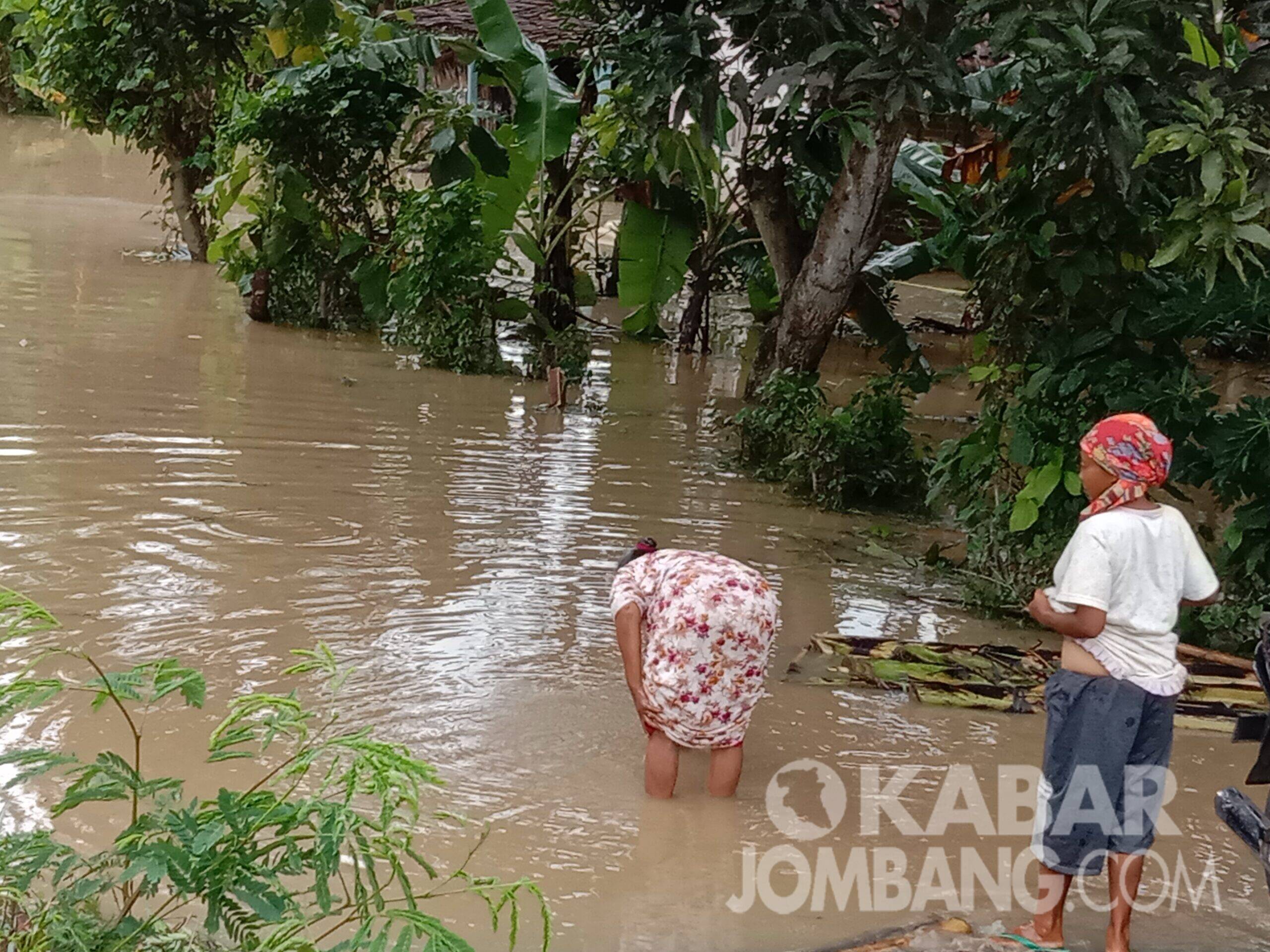 Warga Dusun Kalipuro, Desa BandarKedungmulyo, Kecamatan BandarKedungmulyo, Kabupaten Jombang, menggunakan air banjir untuk wudhu Minggu (7/2/2021).