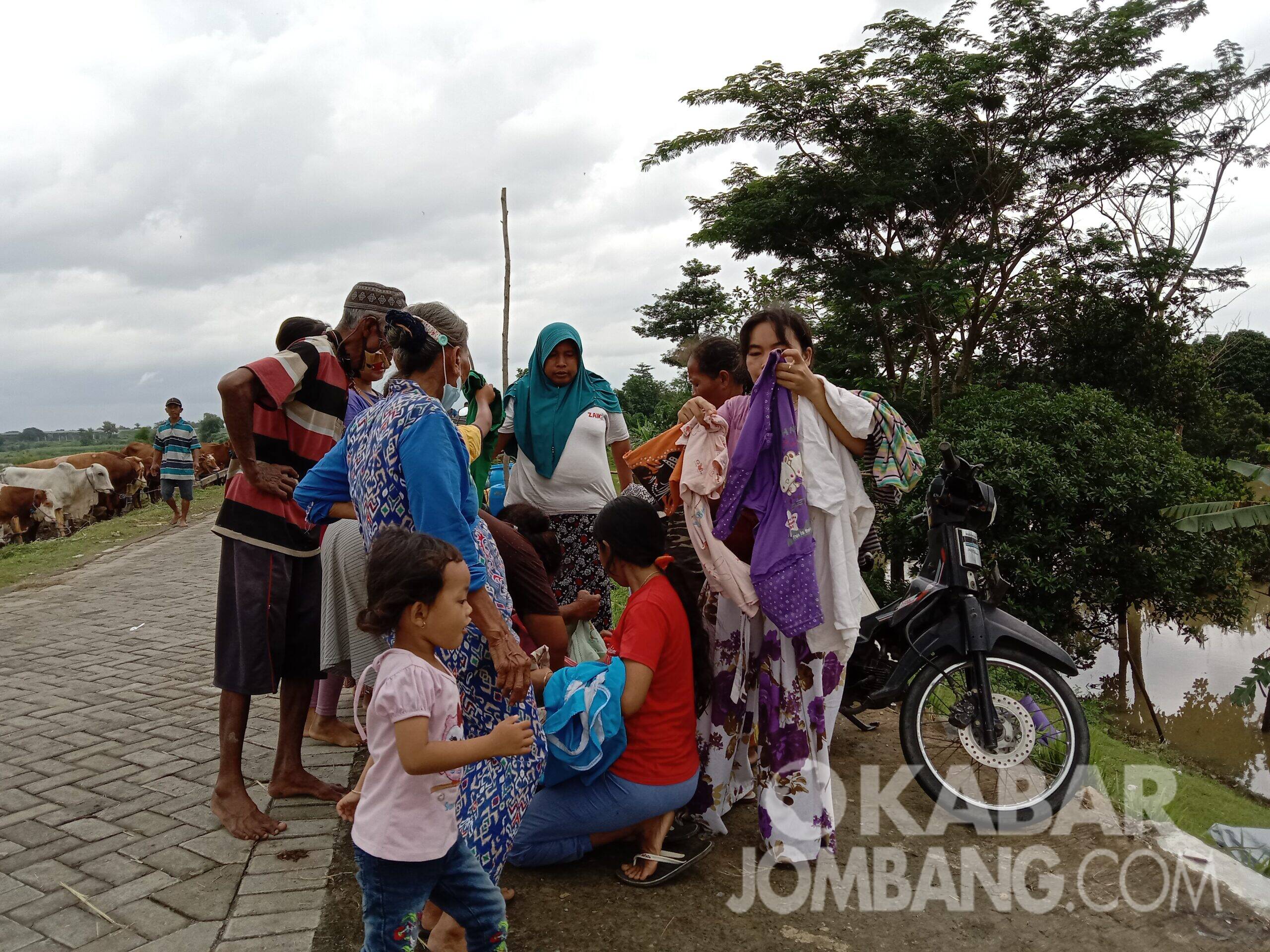 Pengungsi korban banjir memilih pakai layak pakai di Dusun Kedunggabus Kecamatan Bandarkedungmulyo Kabupaten Jombang, Senin (8/2/2021). Kabarjombang.com/Anggraini Dwi/
