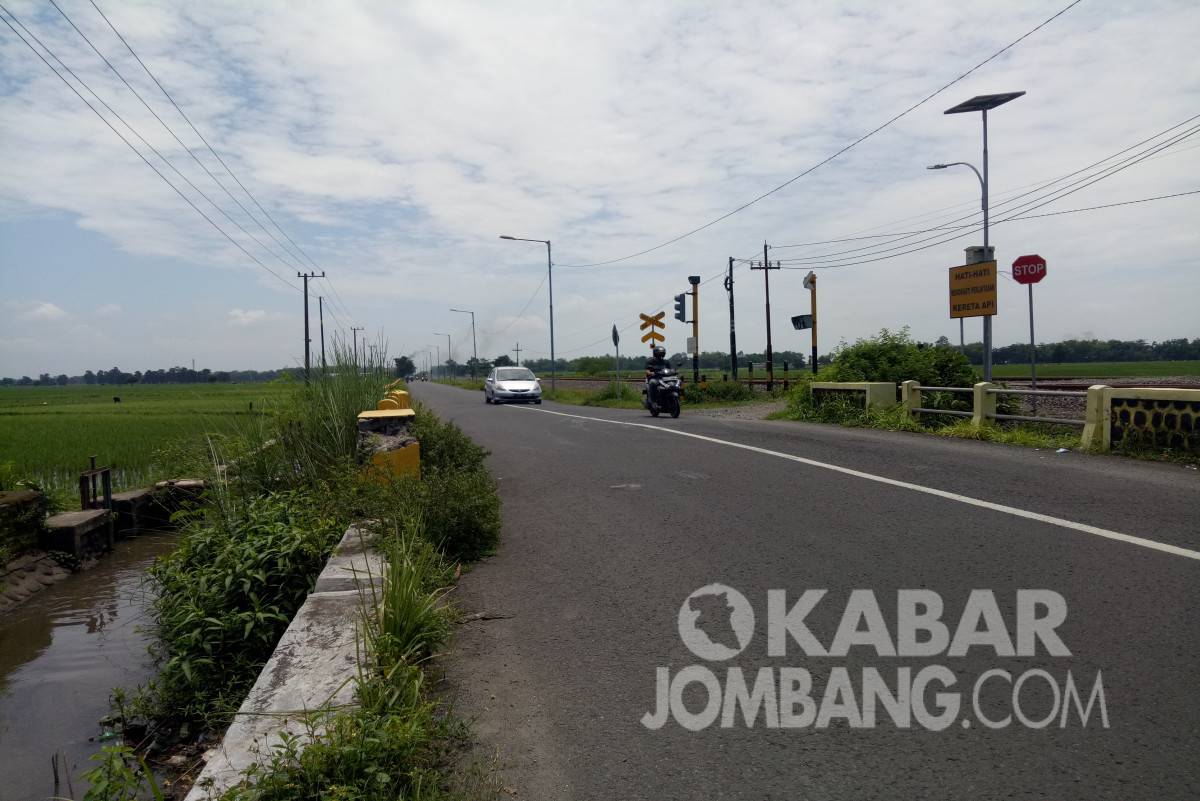 Jalan raya Peterongan-Sumobito di Desa Nglele kerap jadi arena balap liar. Kabarjombang.com/Diana Kusuma/