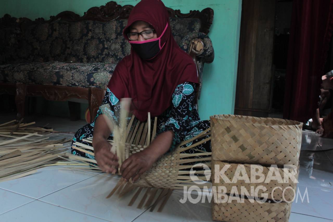 Warga membuat kerajinan anyaman bambu di Dusun Putuk L, Desa Desa Kertorejo, Kecamatan Ngoro, Kabupaten Jombang. KABARJOMBANG.COM/Daniel Eko/