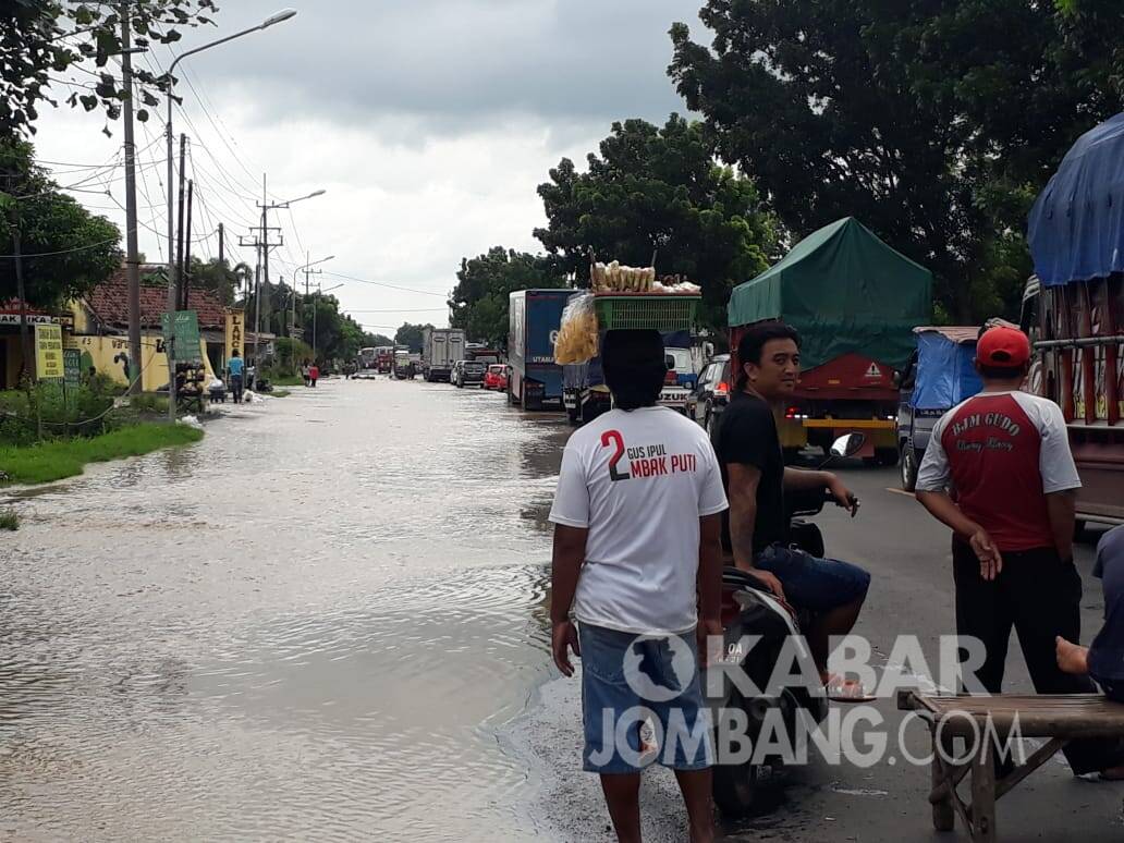 Kemacetan di Bandarkedungmulyo Jombang akibat jalan raya tergenang air. KabarJombang.com/Diana Kusuma/