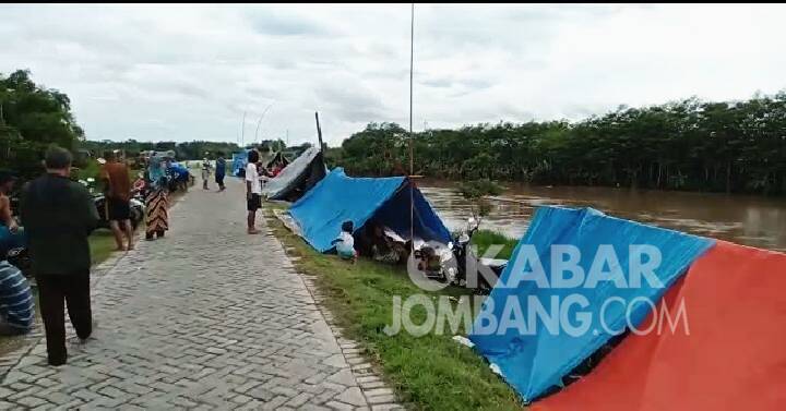 Pengungsian korban banjir di Bandarkedungmulyo Kabupaten Jombang. KabarJombang.com/Anggraini Dwi/