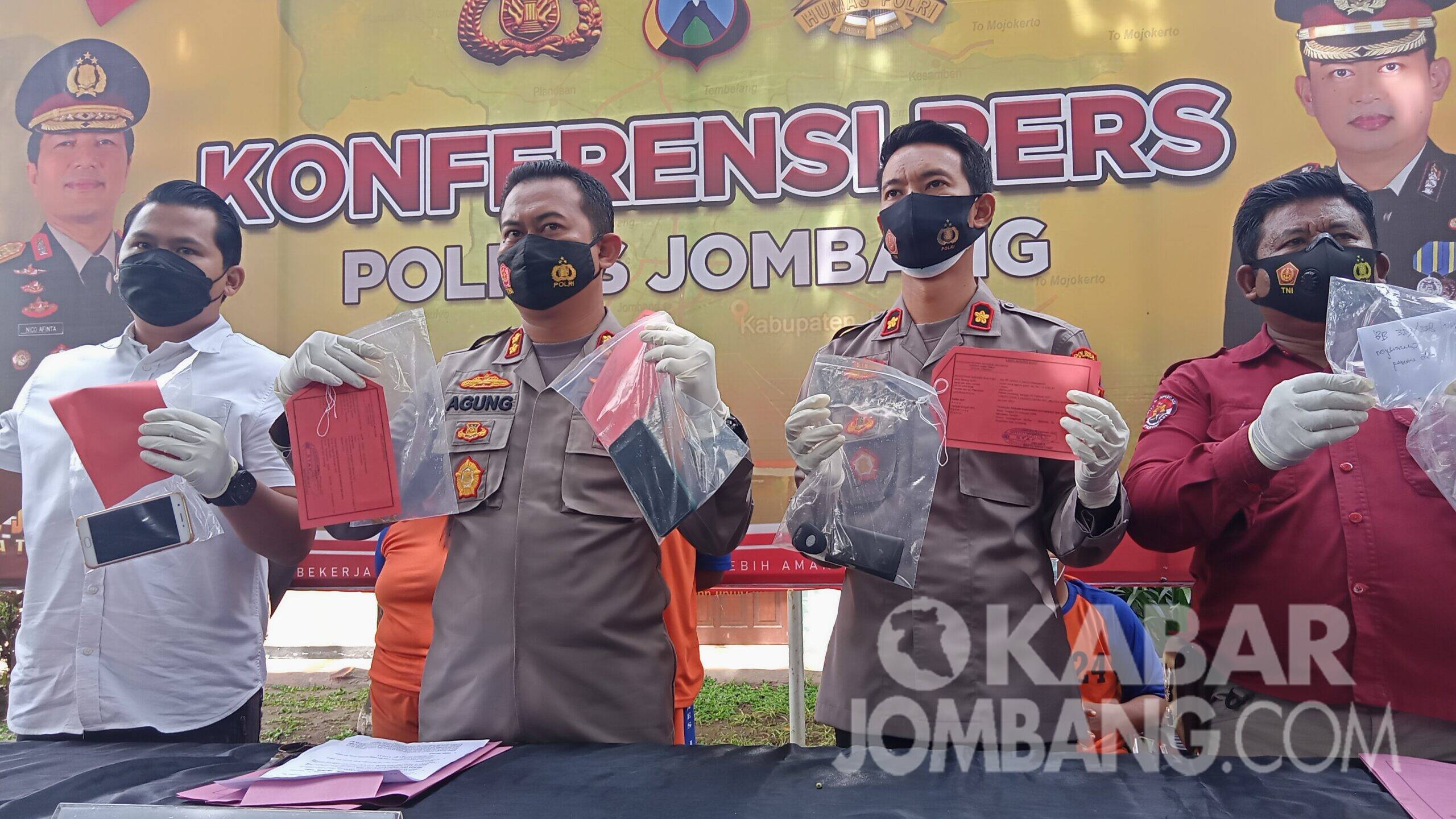 Kapolres Jombang AKBP Agung Setyo Nugroho (tengah) menunjukkan barang bukti pembunuhan janda. KabarJombang.com/Daniel Eko/