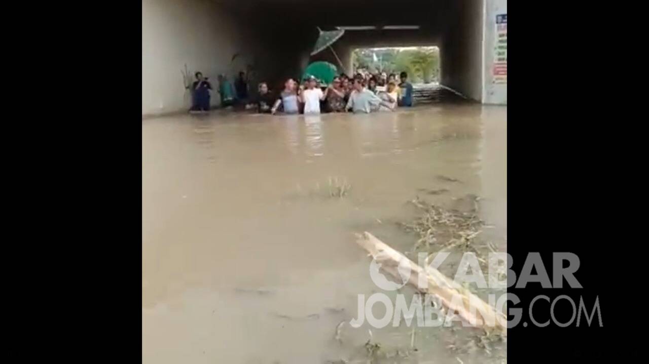 Tangkapan layar prosesi pemakaman menerobos banjir di dusun Kedunggabus Bandarkedungmulyo Jombang.