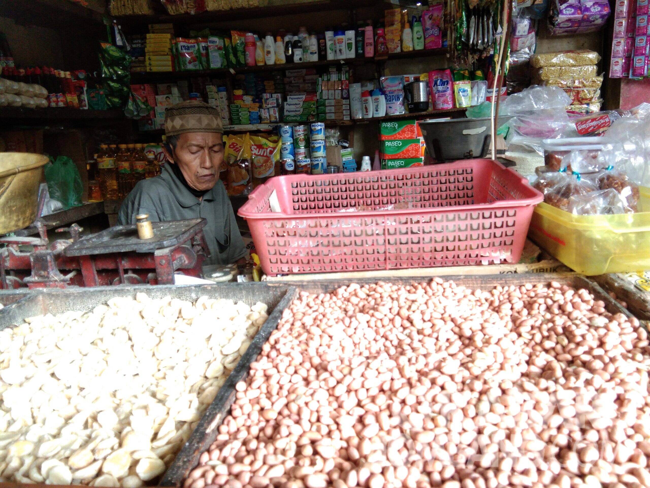 Penjual sembako di Pasar Peterongan, Kabupaten Jombang, Kamis (4/2/2021).
