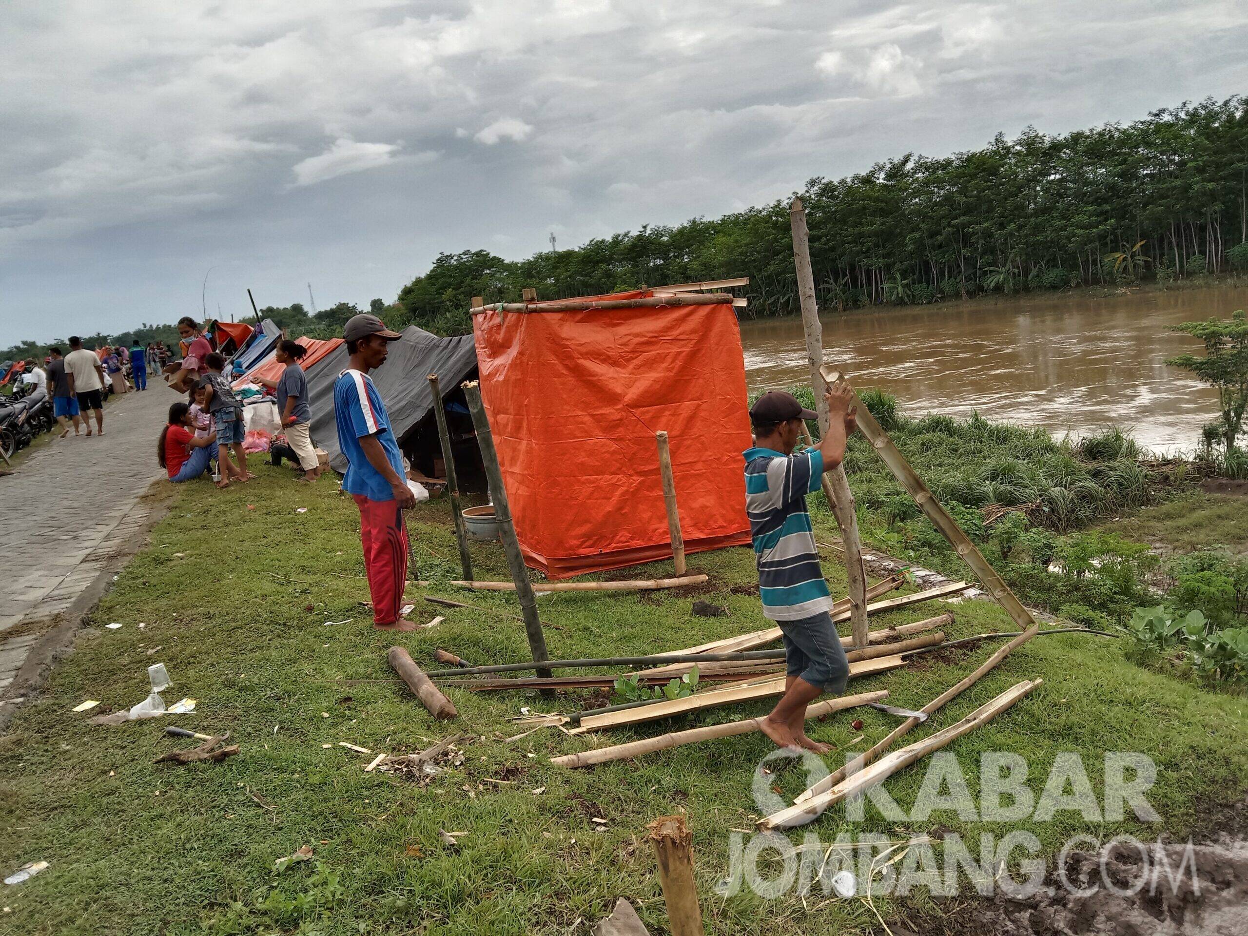 Proses pembuatan tandon terpal air bersih warga Dusun Kedunggabus, Desa Bandarkedungmulyo, Kecamatan Bandarkedungmulyo, Senin (8/2/2021). KabarJombang.com/Anggraini Dwi/