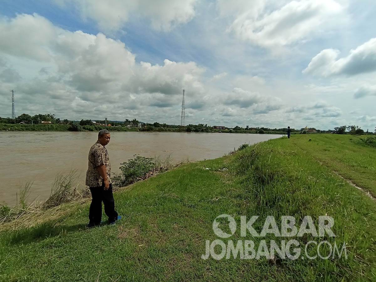 Tanggul sungai Brantas di Jatipandak Kecamatan Kesamben Kabupaten Jombang kritis. KabarJombang.com/Anggraini Dwi/