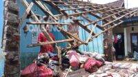 Muhaimin warga Banjarrejo, Bareng, yang rumahnya hancur karena banjir. (KabarJombang.com/Daniel Eko).