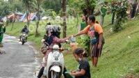 Warga menyalurkan bantuan untuk korban banjir di Bandarkedungmulyo Jombang. KabarJombang.com/Anggraini Dwi/