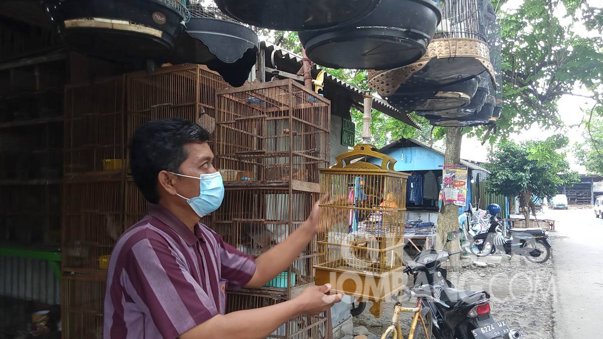 Salah satu penjual burung di Kawasan Pasar Burung Tunggorono Jombang. Senin (22/2/2021). KabarJombang.com/Daniel Eko/