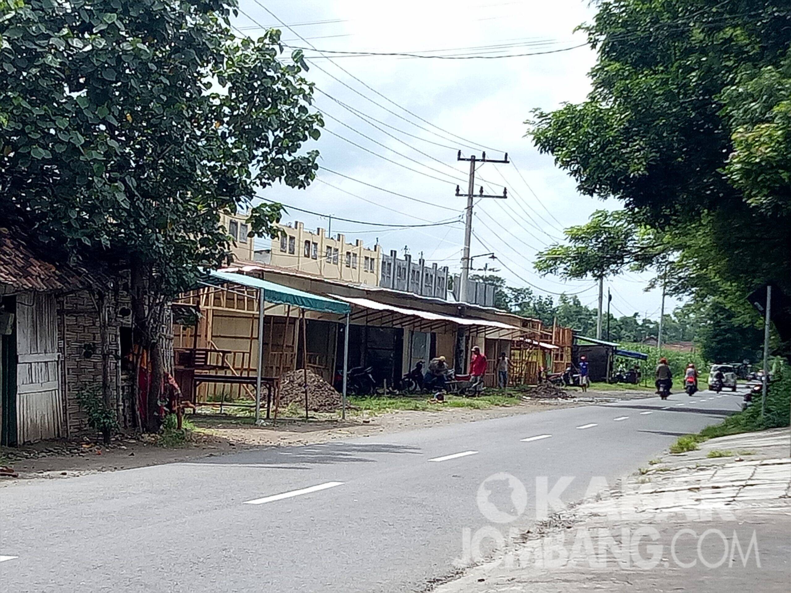 Ruko yang ditutupi dengan bangunan lapak dari kayu di Desa Menganto, Kecamatan Mojowarno, Kabupaten Jombang. KabarJombang.com/Diana Kusuma/