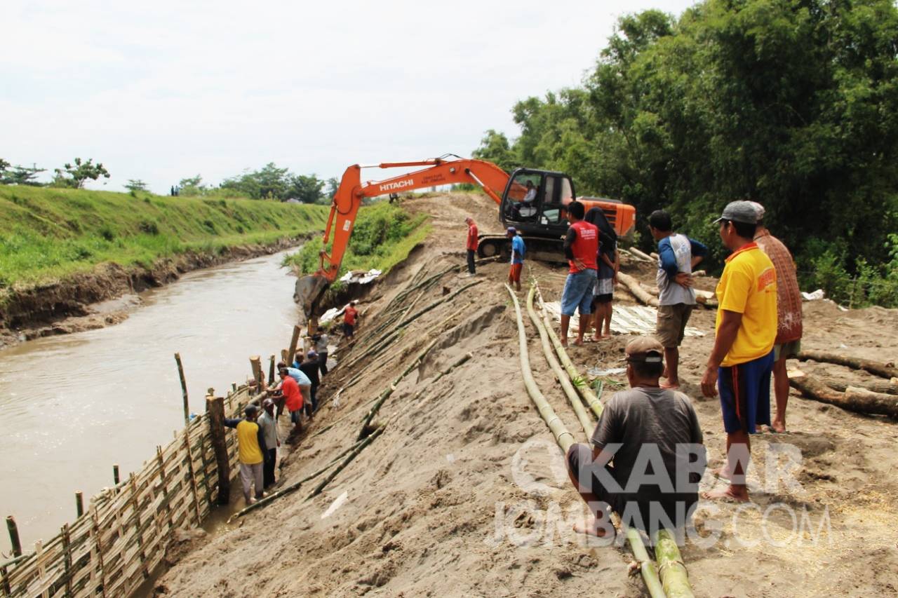 Aktivitas warga gotong royong menutup tanggul sungai Konto yang longsor di Desa Kayen, Bandar Kedungmulyo, Jombang. KabarJombang.com/Muji Lestari/