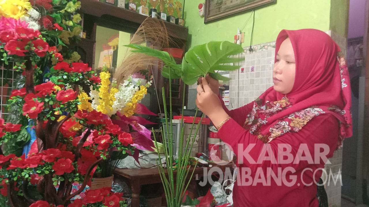 Hajar, warga Tunggorono, Jombang sedang merangkai bunga.