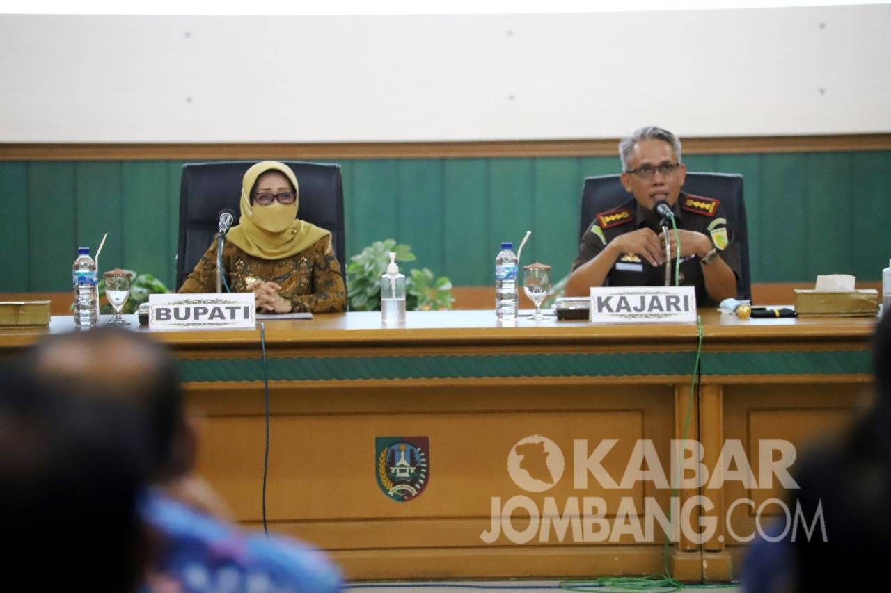 Bupati Jombang Mundjidah Wahab (kiri) dan Kajari Jombang Imran saat Pengarahan kepada seluruh jajaran Kepala OPD dan Camat dilingkup Pemkab Jombang.