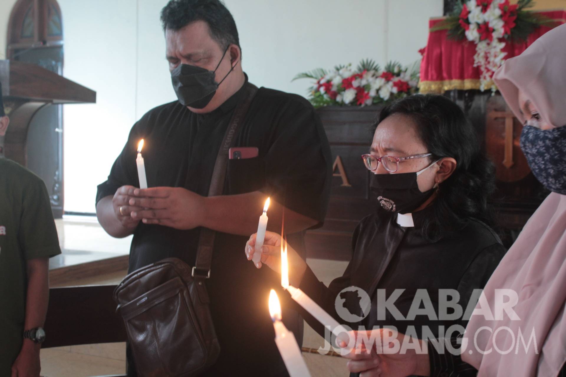 Lintas agama menggelar doa bersama tragedi bom Gereja Katedral Makassar. KabarJombang.com/Daniel Eko/