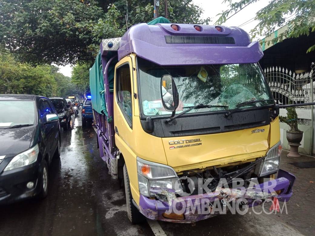 Kondisi truk setelah menabrak sepeda motor di Tembelang Jombang. KABARJOMBANG.COM/Daniel Eko/