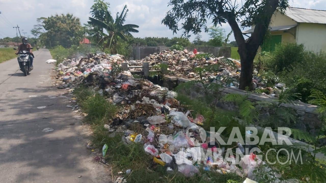 Tumpukan sampah meluber ke tepi jalan di TPA Dusun Kedungsari, Desa Balongsari, Kecamatan Megaluh, Kabupaten Jombang, Minggu (28/3/2021). Kabarjombang.com/Diana Kusuma Negara/