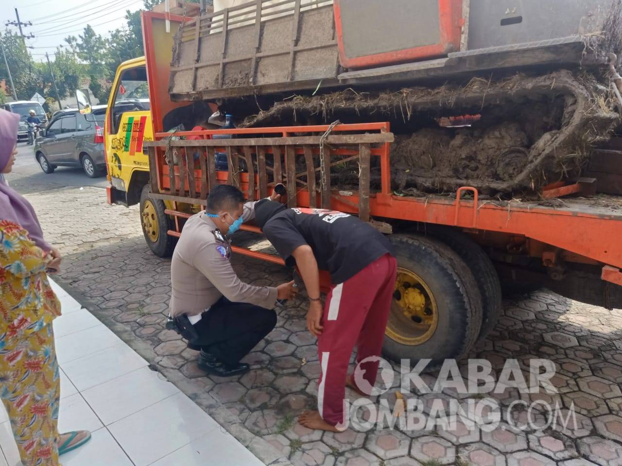 Polisi melakukan olah TKP kecelakaan di Tembelang Jombang, Selasa (30/3/2021). Kabarjombang.com/Diana Kusuma Negara/