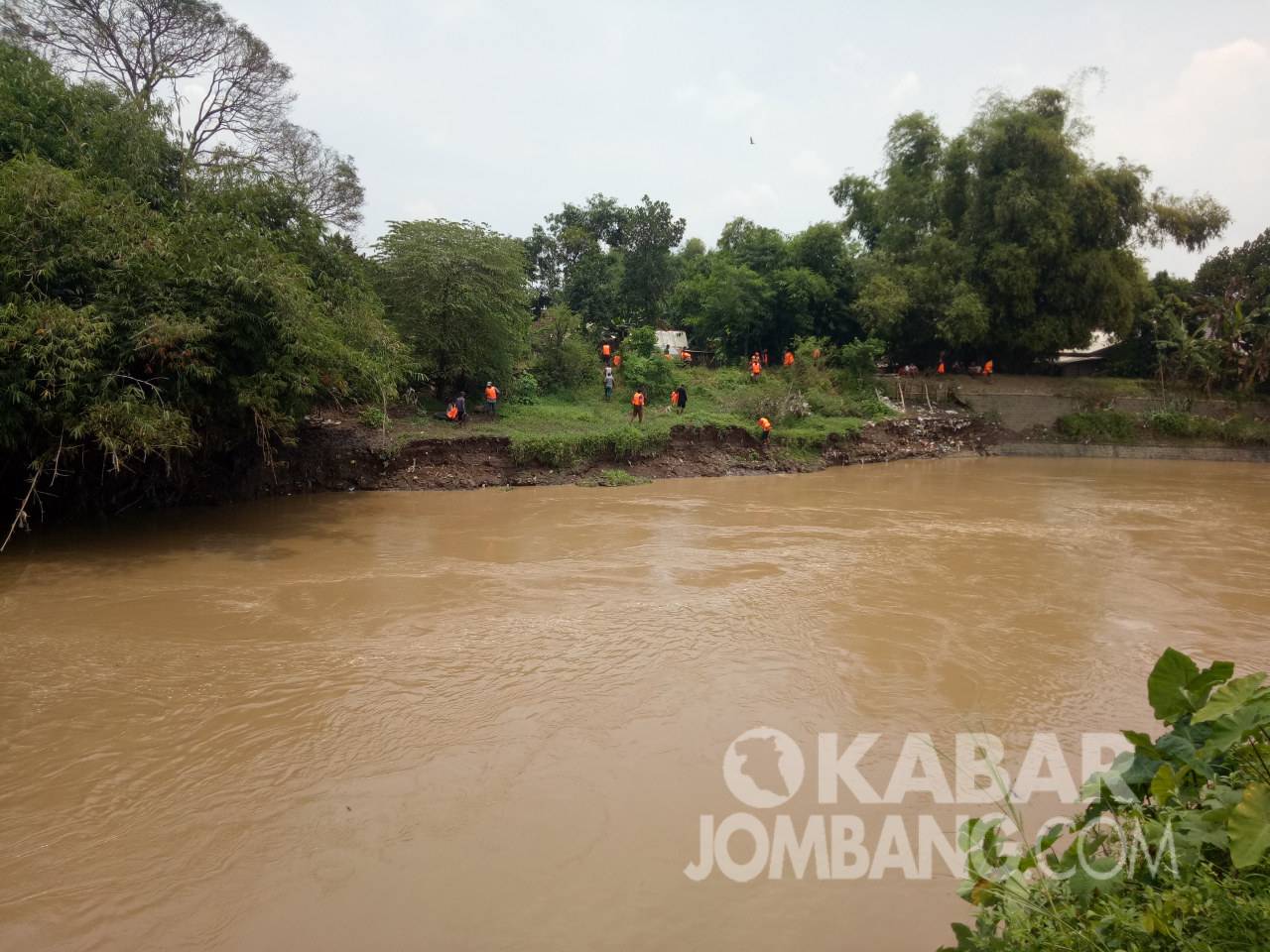 Tim SAR gabungan melakukan pencarian korban tenggelam di sungai Gunting Mojoagung. Kabarjombang.com/Diana Kusuma Negara/