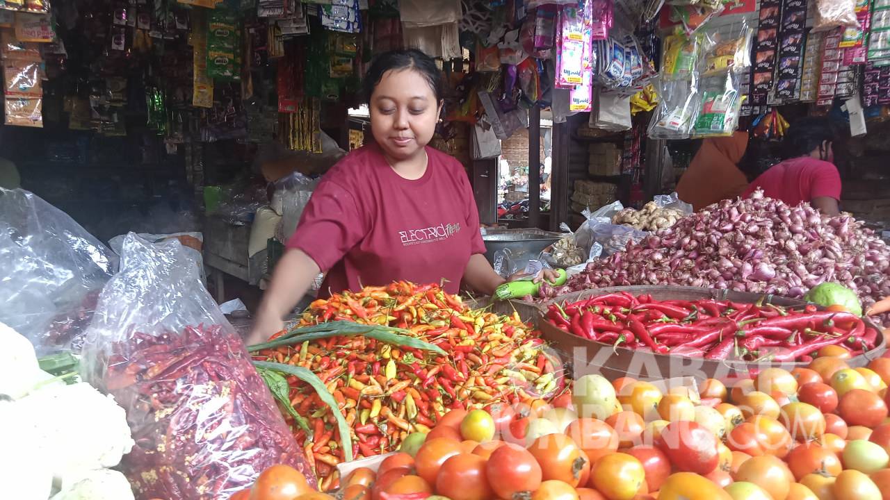 Lapak pedagang sayur dan bahan pokok di Pasar Tradisional Blimbing. Kabarjombang.com/Daniel Eko/