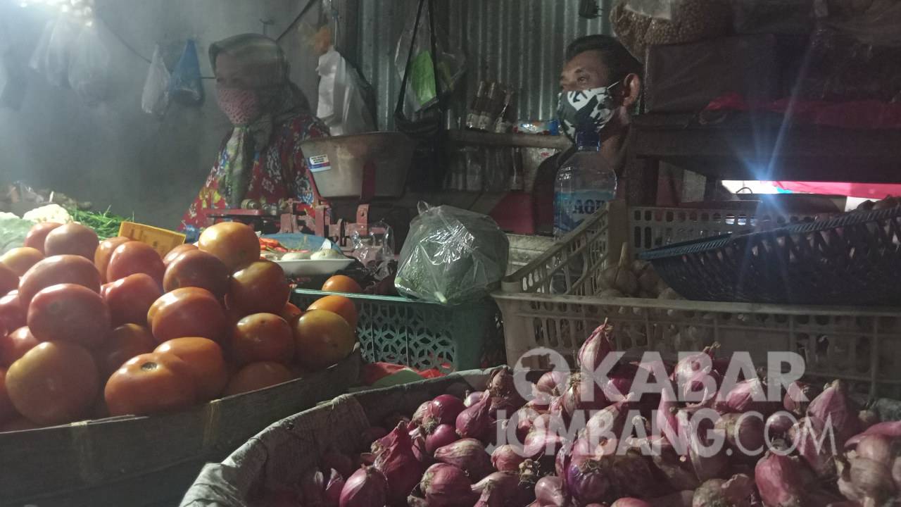 Harga bahan pokok di Pasar Cukir Jombang. Kabarjombang.com/Dani el Eko/