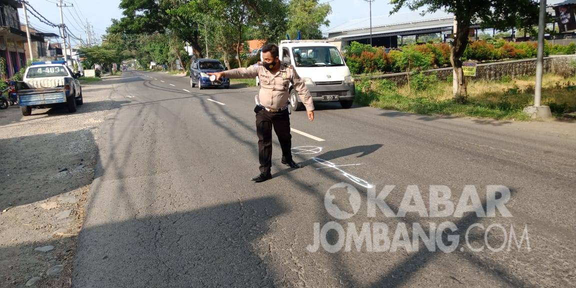Petugas Satlantas Polres Jombang melakukan olah TKP kecelakaan di Mojoagung, KabarJombang.com/Daniel Eko/