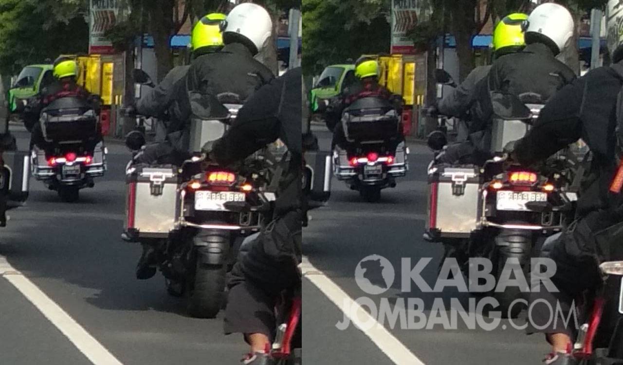Tangkapan layar konvoi moge lawan arus di depan pos polisi ringin contong Jombang.
