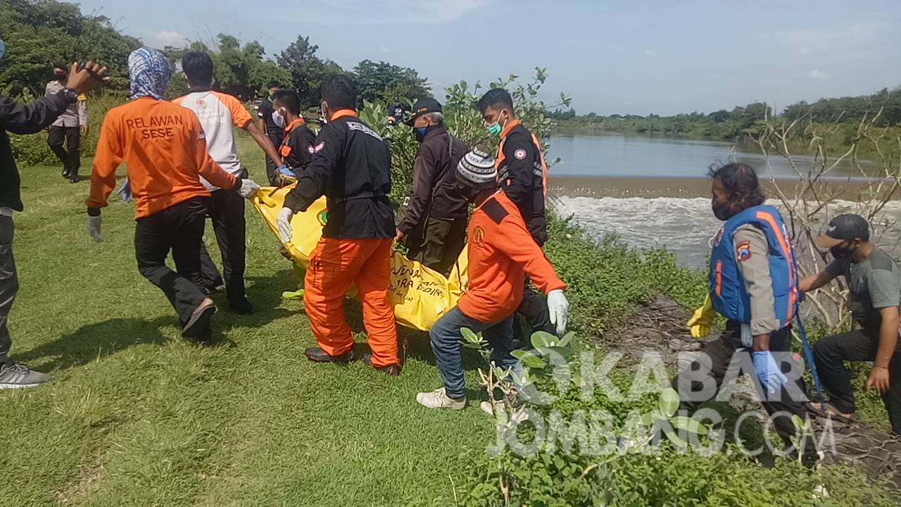 Proses evakuasi mayat tanpa identitas di sungai Bandar Kedungmulyo Kabupaten Jombang, Selasa (23/3/2021). KabarJombang.com/Diana Kusuma Negara/