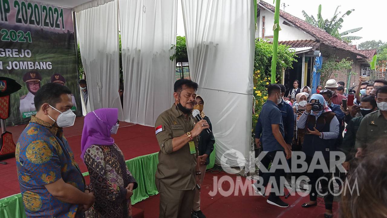 Menteri Pertanian Republik Indonesia Syahrul Yasin Limpo (ketiga kiri) dalam kunjungan ke panen raya di Jombang, Sabtu (27/3/2021). KabarJombang.com, Daniel Eko/