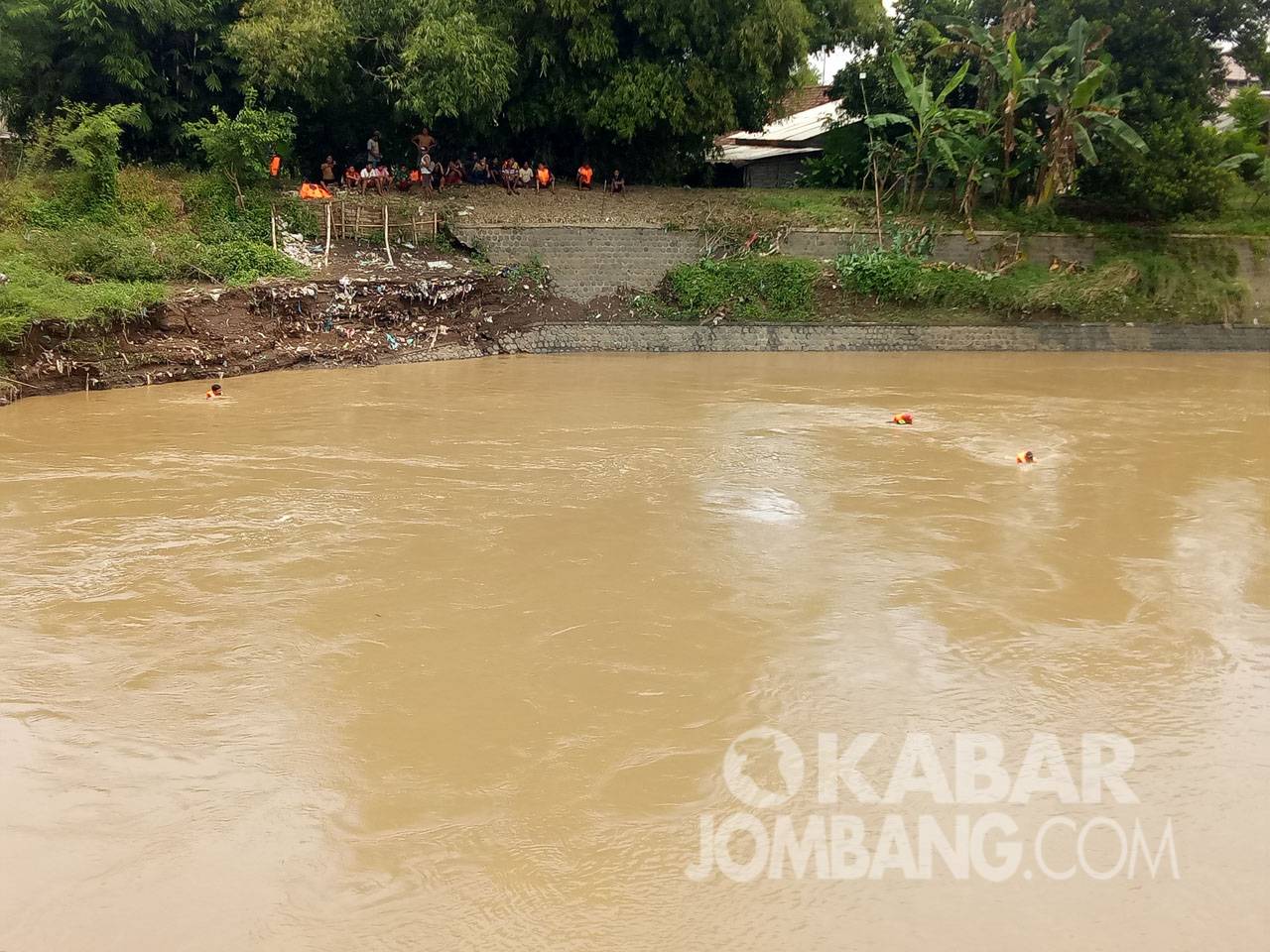 Proses pencarian korban tenggelam oleh warga di sungai gunting Mojoagung. Kamis (25/3/2021). KabarJombang.com/Diana Kusuma/