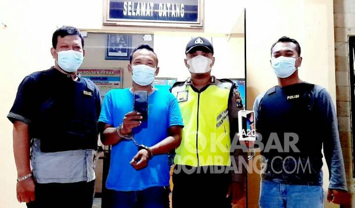 Pelaku pencurian handphone saat diamankan anggota Polsek Perak Kabupaten Jombang. KabarJombang.com/Istimewa/