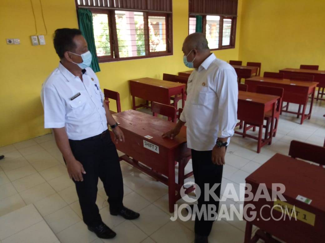 Kepala Disdikbud Jombang, Agus Purnomo (kiri) saat meninjau kesiapan KBM tatap muka, Rabu (24/3/2021). KabarJombang.com/Anggraini Dwi/