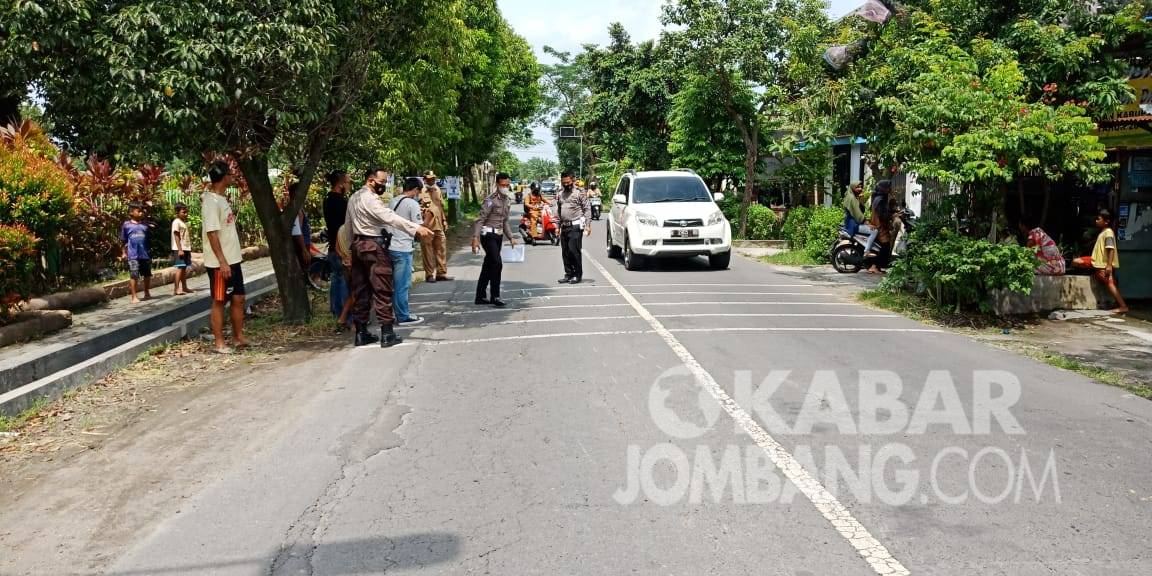Polisi melakukan olah TKP tabrakan beruntun di jalan raya Diwek, Kabupaten Jombang, Senin (29/3/2021). KabarJombang.com/Istimewa/