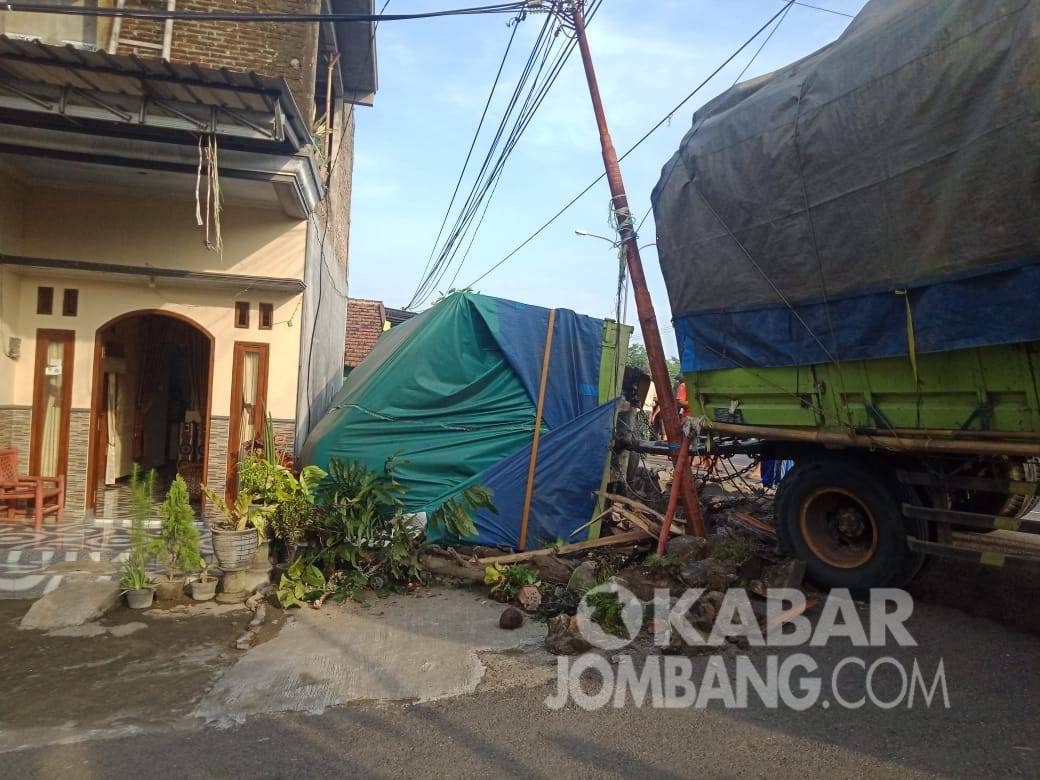 Sopir Mengantuk, Truk Gandeng di Mojoagung Jombang Tabrak Rumah