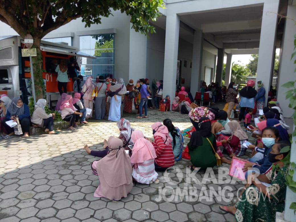 Warga antre pencairan dana BPUM (program bantuan pelaku nasabah mikro) sebesar Rp 1,2 juta pada di BNI Jombang, Rabu (14/4/2021). KabarJombang.com/Diana Kusuma Negara/