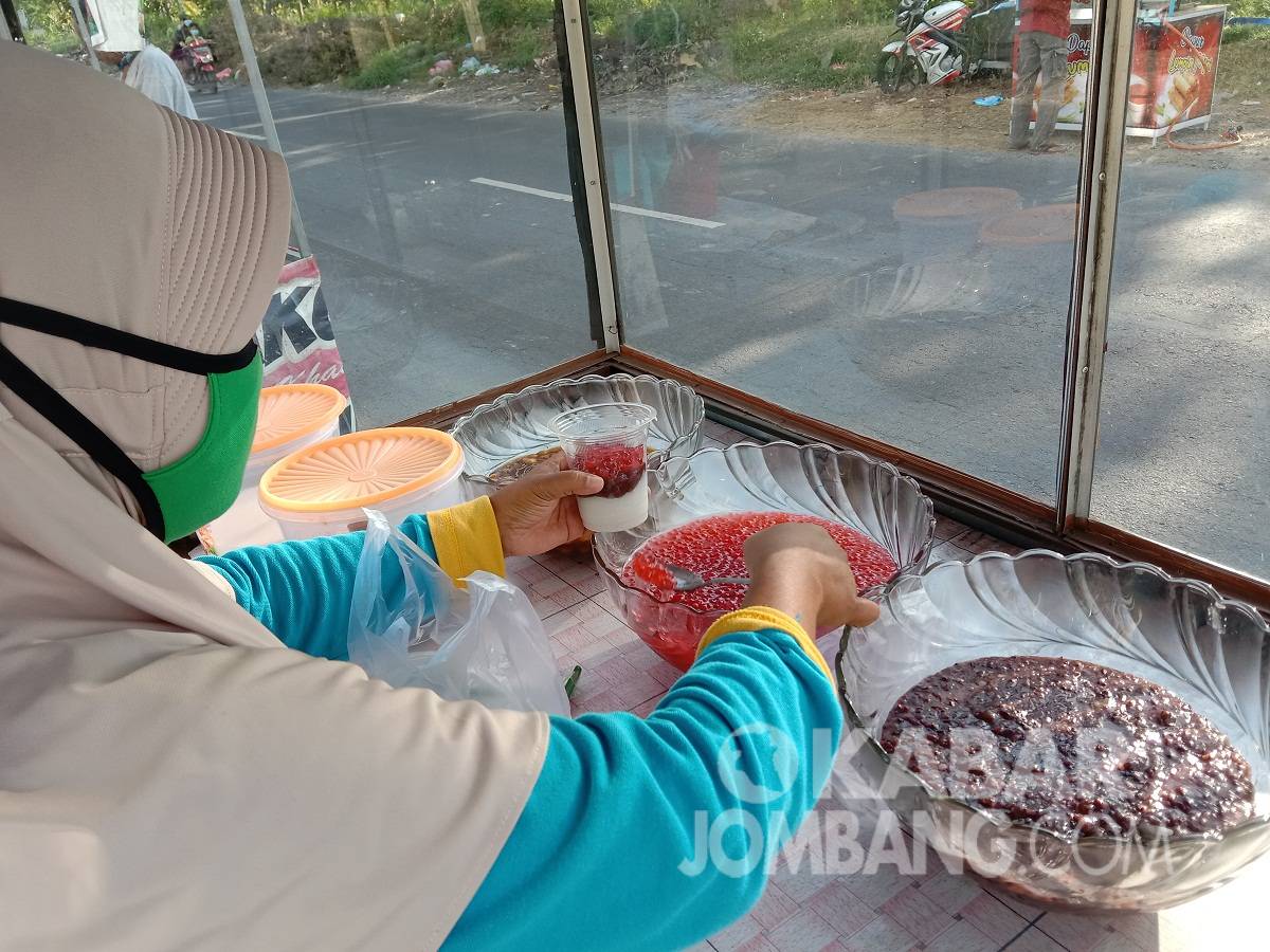 Penjual bubur sruntul yang ditemui di sekitar Jalan Denanyar, Jombang. KabarJombang.com/Anggraini Dwi/