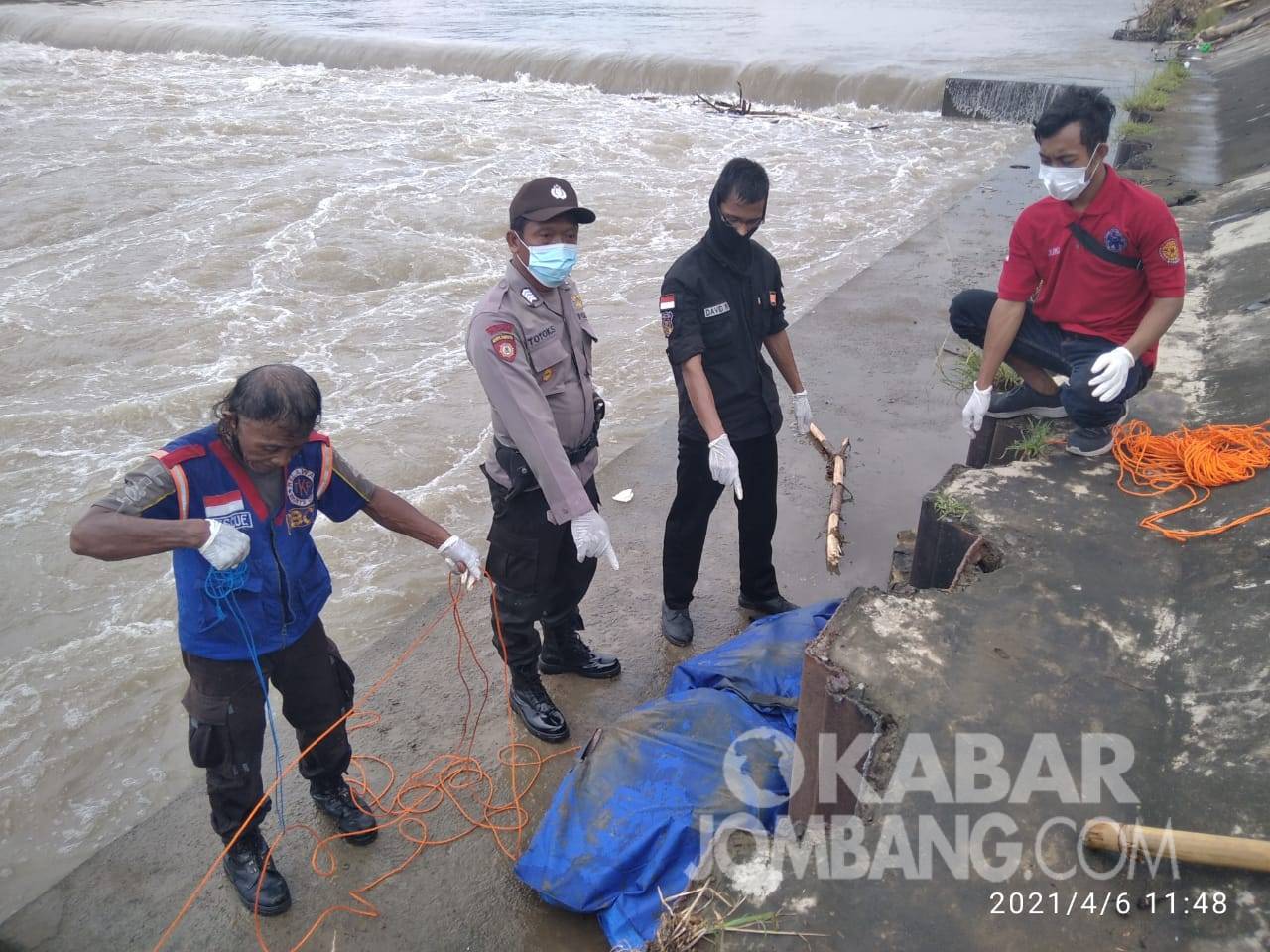 Evakuasi mayat Mr X yang ditemukan tenggelam di dam karet Sungai Brantas Desa Jatimlerek, Kecamatan Plandaan, Kabupaten Jombang, Selasa (6/4/2021). KabarJombang.com/Istimewa/