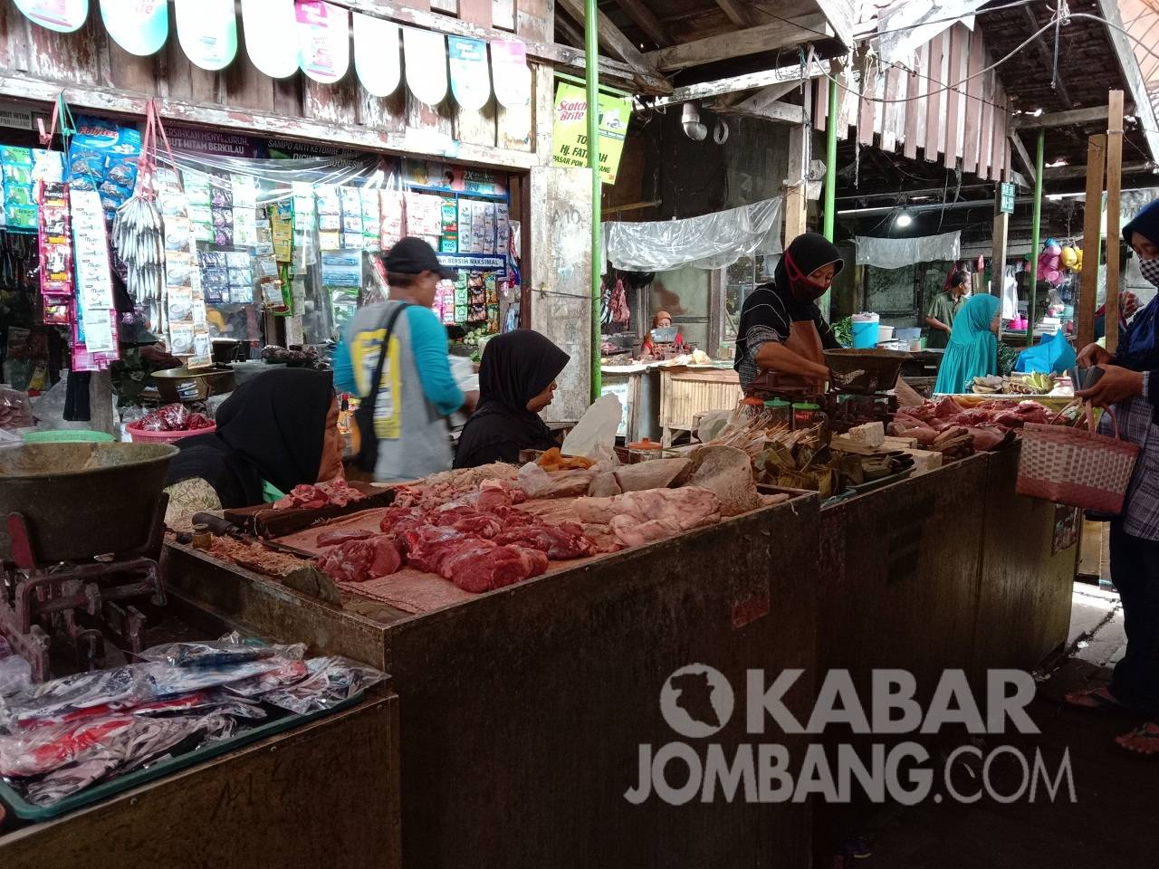Lapak penjual daging ayam potong di Pasar Pon Kabupaten Jombang. KabarJombang.com/Anggraini Dwi/