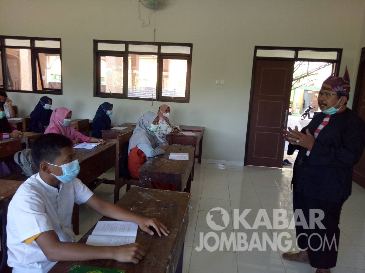 Guru MTs Negeri 1 Jombang mengenakan seragam adat saat mengajar peringati hari Kartini, Rabu (21/4/2021). KabarJombang.com/Diana Kusuma Negara/