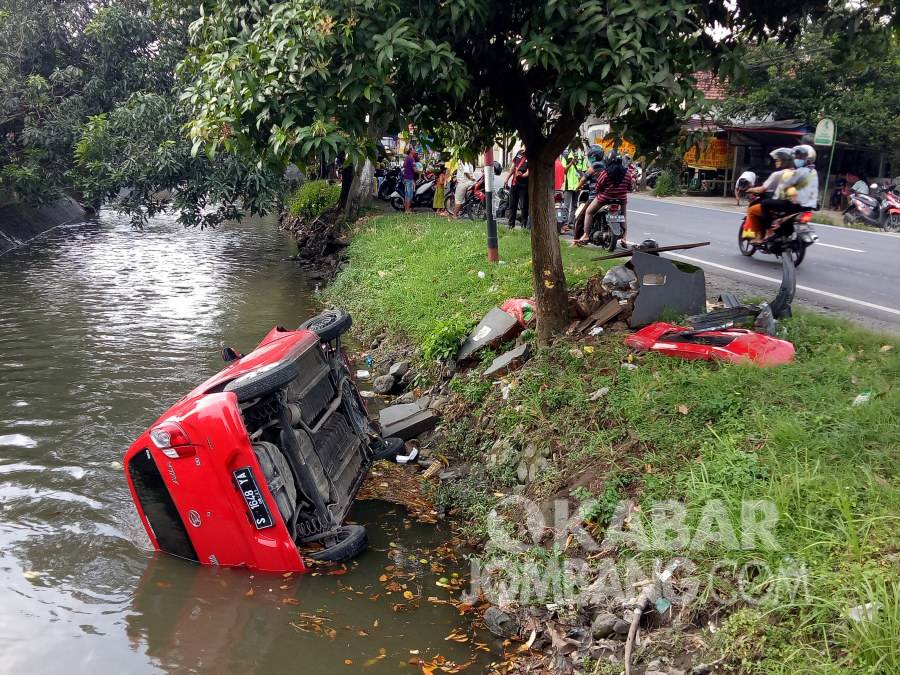 Mobil ayla masuk ke sungai di Tambakberas Jombang, Minggu (18/4/2021). Kabarjombang.com/Diana Kusuma Negara/