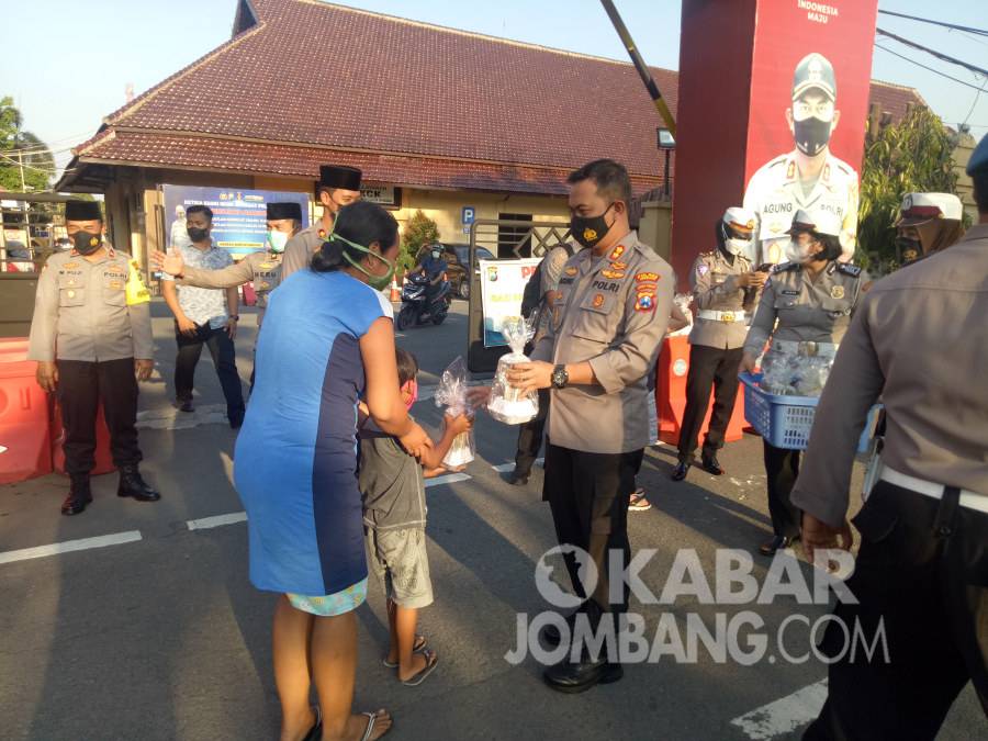Kapolres Jombang AKBP Agung Setyo Nugroho membagikan takjil gratis ke masyarakat pengguna jalan, Selasa (20/4/2021). Kabarjombang.com/Diana Kusuma Negara/