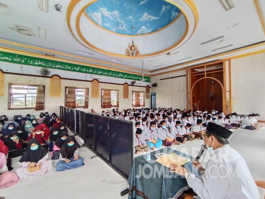 Para santri Ponpes Al-Aqobah saat sedang mengaji kitab digital, Minggu (18/4/2021). Kabarjombang.com/Anggraini Dwi/