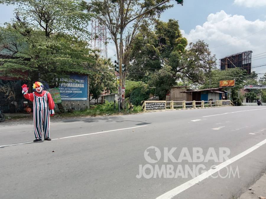 Sutarno (43) menjadi badut jalanan di Jombang, Minggu (18/4/2021). Kabarjombang.com/Anggraini Dwi/