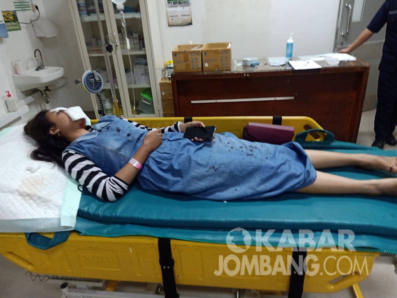 Pengendara motor mengalami luka dan dirawat di rumah sakit, sementara satu orang meninggal dalam kecelakaan di Jalan Raya Desa/Kecamatan Bandar Kendungmulyo, Rabu (28/4/2021). KabarJombang.com/Istimewa/