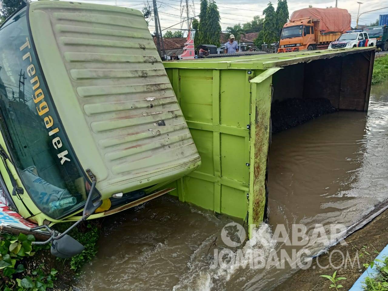 Kecelakaan truk tronton masuk ke sungai di Jalan Raya Perak, Jombang, Jumat (2/4/2021). KabarJombang.com/Istimewa/