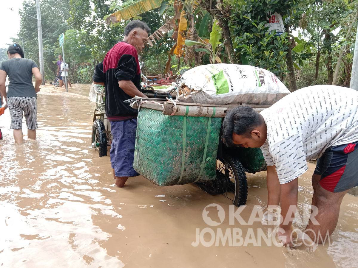 Bentor pedagang sayur yang mogok karena banjir di Dusun Pekunden, Desa Kademangan, Mojoagung, Jombang, Jumat (2/4/2021). KabarJombang.com/Anggraini Dwi/
