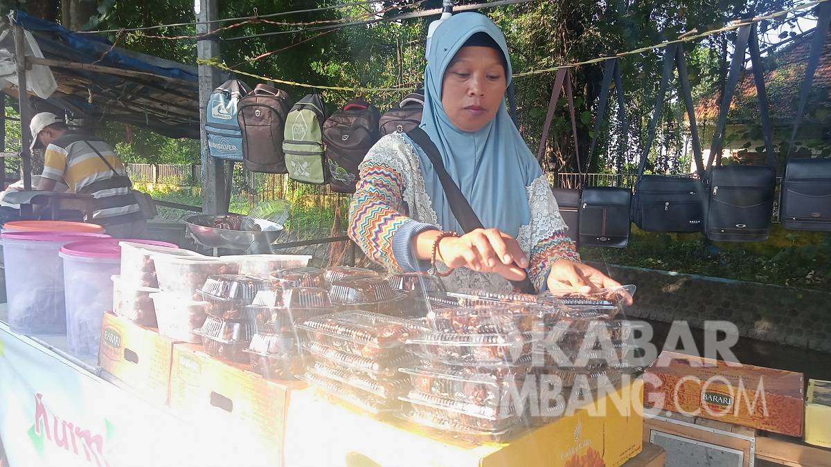 Kristin penjual kurma di Jalan Raya Cukir Diwek. Kabarjombang.com/Daniel Eko/