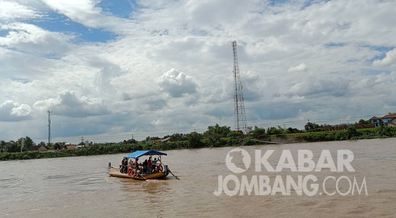 Aktivitas penyebrangan tambang perahu di Kecamatan Kesamben, Jombang, Jumat (2/4/2021). KabarJombang.com/Anggraini Dwi/