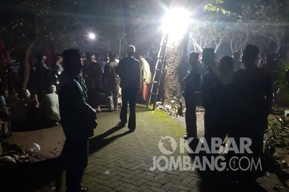 Prosesi pemakaman anggota Banser yang meninggal saat jadi imam salat tarawih di Desa Dukuhdimoro Mojoagung Jombang.