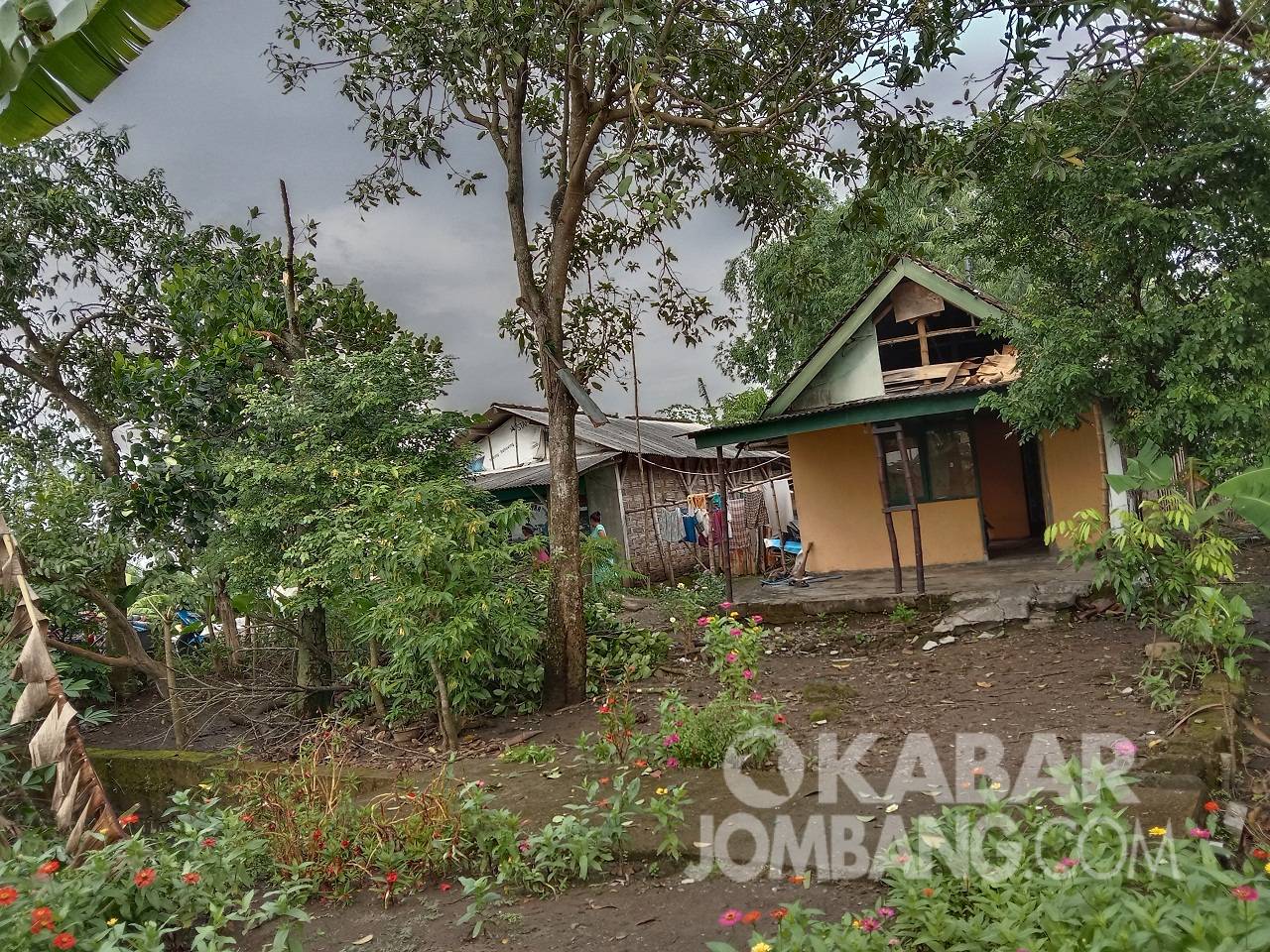Rumah warga mengalami kerusakan setelah disapu puting beliung di Dusun Plosorejo, Desa Jombok, Kecamatan Kesamben, Kabupaten Jombang. KabarJombang.com/Anggraini Dwi/